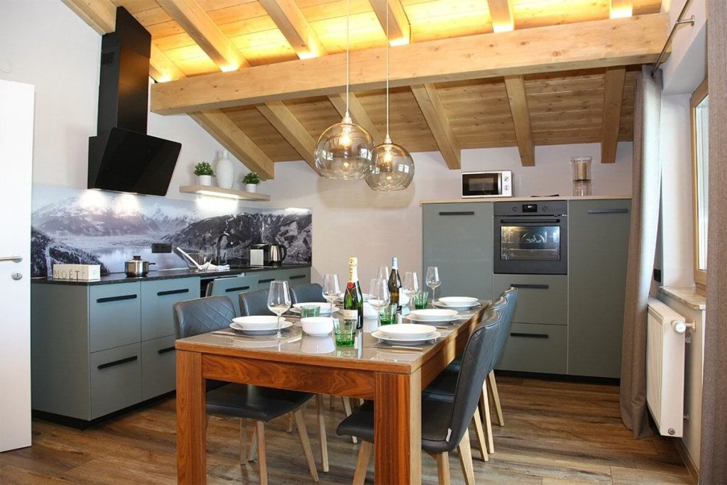 Moderne Küche mit Essbereich und Bergblick in den Annika Apartments, Zell am See.