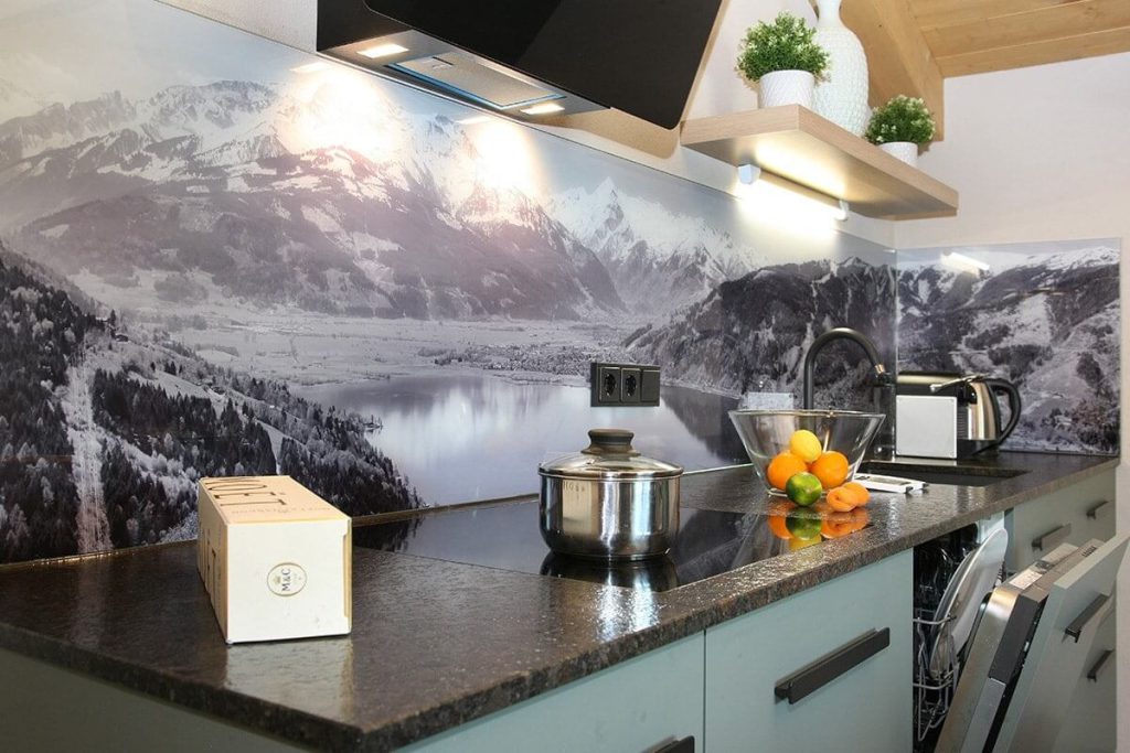 Moderne Küche mit Bergblick und frischem Obst in den Annika Apartments in Zell am See.