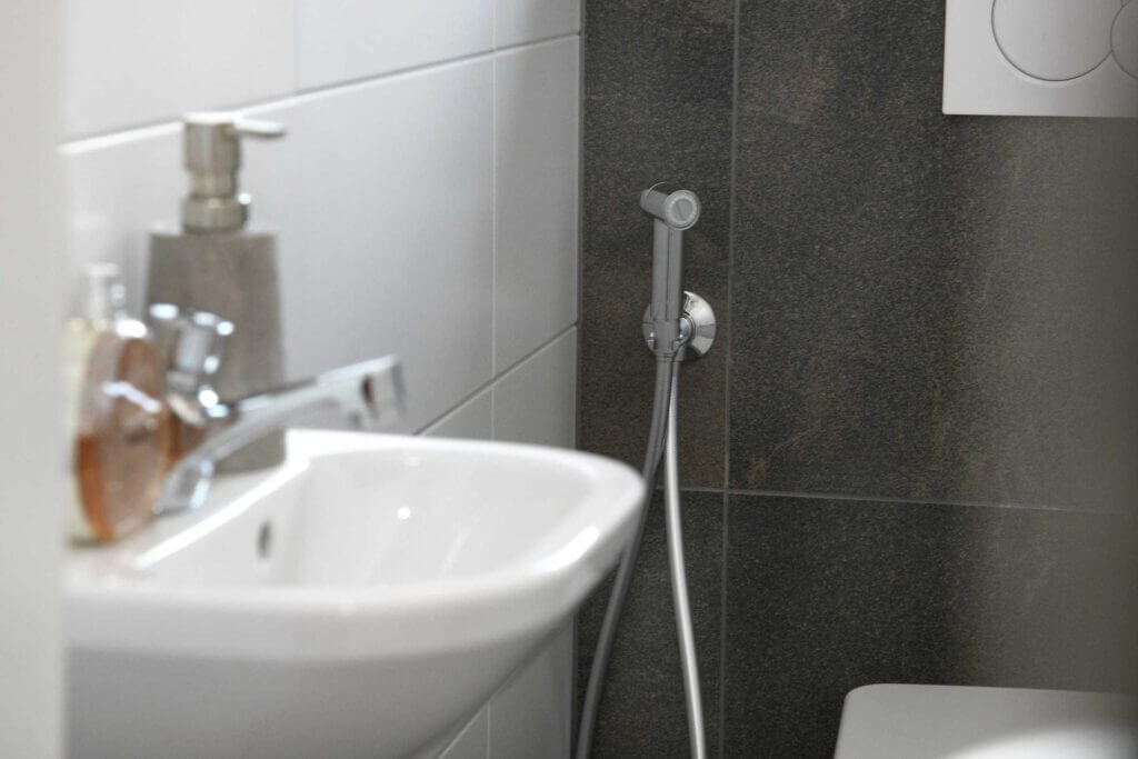 Moderne Sanitäranlage mit Waschbecken und Armaturen in den Annika Apartments Zell am See.