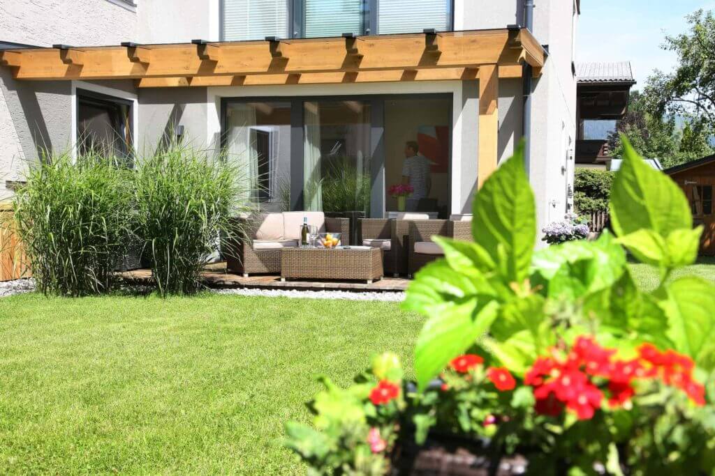 Gemütlicher Außenbereich der Annika Apartments mit Terrasse, Garten und Pflanzen.